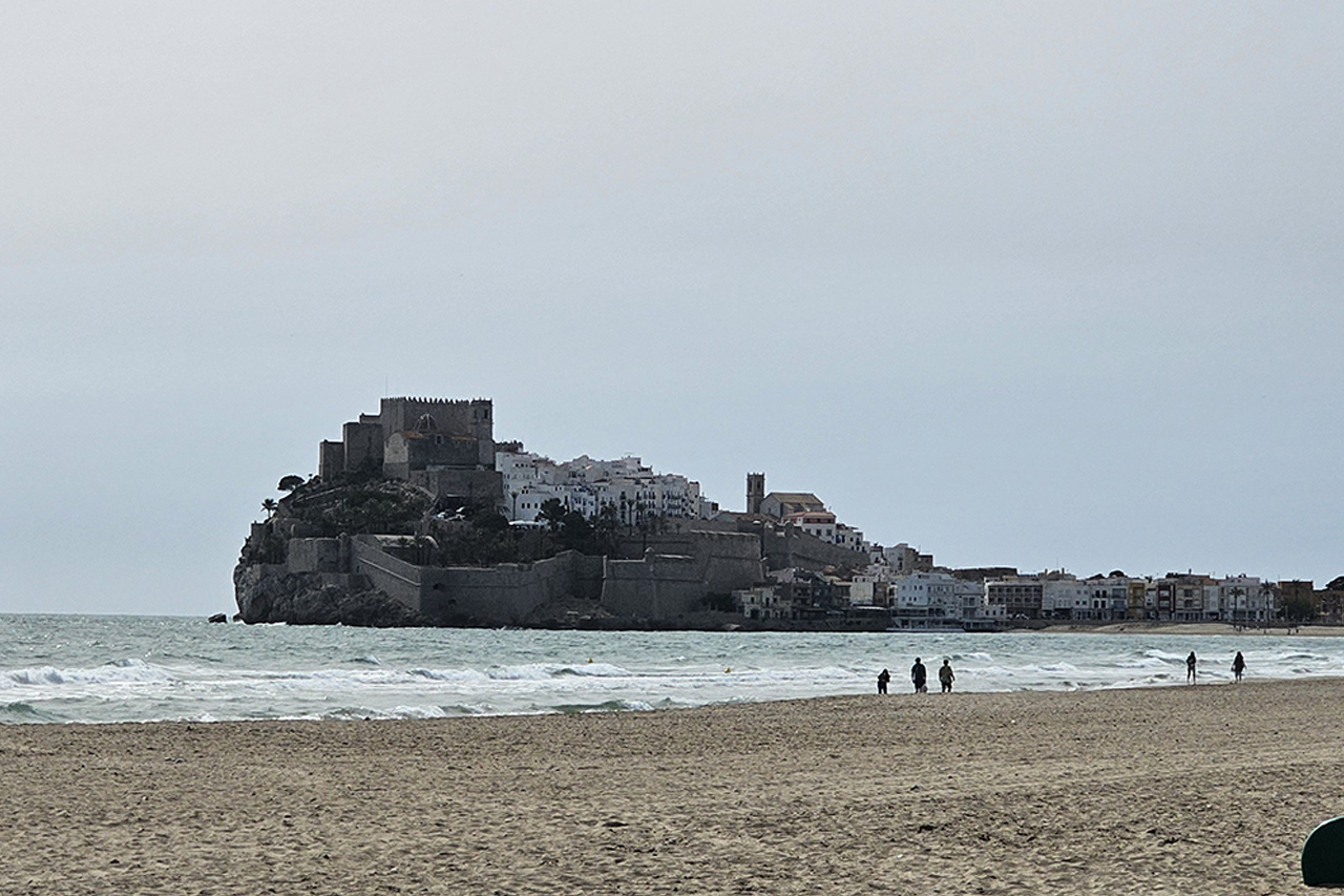 Peñíscola links het schiereiland met kasteel