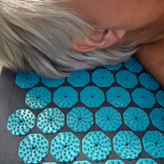 Waar we ook naartoe gaan, de spijkermat reist altijd mee, ook in de camper. Voor de momenten van rust en meditatie. 
Het klinkt misschien raar, maar de diepere ontspanning.....ja echt.....die het teweegbrengt, maakt zelfs dat ik er op in slaap val. Tot ik me wil omdraaien in mijn slaap....auw!

Het is wat ons betreft een echte aanrader wanneer je moeite hebt met ontspannen of wanneer je iets meer van je rug vraagt dan fijn is.

Denk jij nou....hee dat zou wel eens iets voor mij kunnen zijn. In de comments vind je een link naar meer info.

#ontspannen #rust #vitaliteit #camperlife #spijkermat #flowee #afstandnemen #loslaten #genieten #digitalnomad